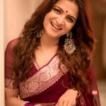 Dhivyadharshini Instagram - Whatever you do , do it Gracefully My fav banaras saree from @eternal_weaves Clicked by master craftsman @camerasenthil Make up by iconic @makeupibrahim Hair by SigaiSirpi @hairstylists_vijayraghavan #saree #banarasisaree #ddneelakandan #dhivyadharshini #fashion #chennaifashion #georgettesaree #vijaytelevison #divaofdecade #prideoftelevision Chennai, India
