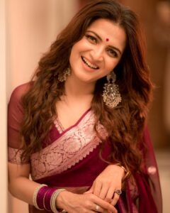 Dhivyadharshini Instagram - Whatever you do , do it Gracefully 
 
My fav banaras saree from  @eternal_weaves 
Clicked by master craftsman @camerasenthil 
Make up by iconic @makeupibrahim 
Hair by SigaiSirpi @hairstylists_vijayraghavan 

#saree #banarasisaree #ddneelakandan #dhivyadharshini #fashion #chennaifashion #georgettesaree #vijaytelevison #divaofdecade #prideoftelevision