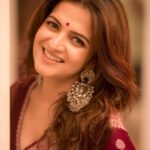 Dhivyadharshini Instagram - Whatever you do , do it Gracefully My fav banaras saree from @eternal_weaves Clicked by master craftsman @camerasenthil Make up by iconic @makeupibrahim Hair by SigaiSirpi @hairstylists_vijayraghavan #saree #banarasisaree #ddneelakandan #dhivyadharshini #fashion #chennaifashion #georgettesaree #vijaytelevison #divaofdecade #prideoftelevision Chennai, India