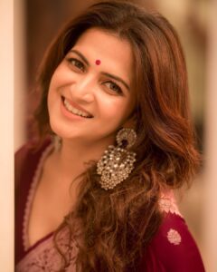 Dhivyadharshini Instagram - Whatever you do , do it Gracefully 
 
My fav banaras saree from  @eternal_weaves 
Clicked by master craftsman @camerasenthil 
Make up by iconic @makeupibrahim 
Hair by SigaiSirpi @hairstylists_vijayraghavan 

#saree #banarasisaree #ddneelakandan #dhivyadharshini #fashion #chennaifashion #georgettesaree #vijaytelevison #divaofdecade #prideoftelevision