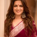 Dhivyadharshini Instagram - Whatever you do , do it Gracefully My fav banaras saree from @eternal_weaves Clicked by master craftsman @camerasenthil Make up by iconic @makeupibrahim Hair by SigaiSirpi @hairstylists_vijayraghavan #saree #banarasisaree #ddneelakandan #dhivyadharshini #fashion #chennaifashion #georgettesaree #vijaytelevison #divaofdecade #prideoftelevision Chennai, India