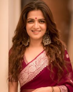 Dhivyadharshini Instagram - Whatever you do , do it Gracefully 
 
My fav banaras saree from  @eternal_weaves 
Clicked by master craftsman @camerasenthil 
Make up by iconic @makeupibrahim 
Hair by SigaiSirpi @hairstylists_vijayraghavan 

#saree #banarasisaree #ddneelakandan #dhivyadharshini #fashion #chennaifashion #georgettesaree #vijaytelevison #divaofdecade #prideoftelevision