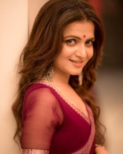 Dhivyadharshini Instagram - Whatever you do , do it Gracefully 
 
My fav banaras saree from  @eternal_weaves 
Clicked by master craftsman @camerasenthil 
Make up by iconic @makeupibrahim 
Hair by SigaiSirpi @hairstylists_vijayraghavan 

#saree #banarasisaree #ddneelakandan #dhivyadharshini #fashion #chennaifashion #georgettesaree #vijaytelevison #divaofdecade #prideoftelevision