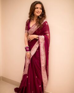 Dhivyadharshini Instagram - Whatever you do , do it Gracefully 
 
My fav banaras saree from  @eternal_weaves 
Clicked by master craftsman @camerasenthil 
Make up by iconic @makeupibrahim 
Hair by SigaiSirpi @hairstylists_vijayraghavan 

#saree #banarasisaree #ddneelakandan #dhivyadharshini #fashion #chennaifashion #georgettesaree #vijaytelevison #divaofdecade #prideoftelevision