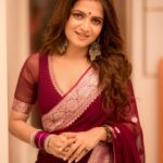 Dhivyadharshini Instagram - Whatever you do , do it Gracefully My fav banaras saree from @eternal_weaves Clicked by master craftsman @camerasenthil Make up by iconic @makeupibrahim Hair by SigaiSirpi @hairstylists_vijayraghavan #saree #banarasisaree #ddneelakandan #dhivyadharshini #fashion #chennaifashion #georgettesaree #vijaytelevison #divaofdecade #prideoftelevision Chennai, India