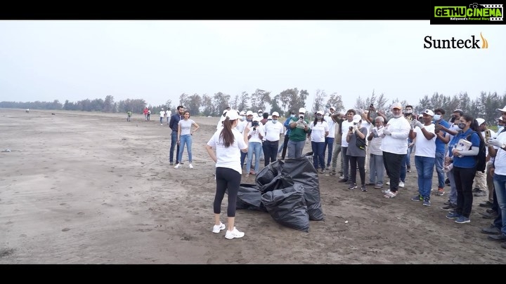 Dia Mirza Instagram - Grateful to have have been a part of the beginning of a Sustainable Beach Lifestyle Drive at Suruchi Beach Vasai(W) Mumbai by #SunteckFoundation and #UnitedWayMumbai supported by #SunteckRealty to beat plastic pollution. A big thank you to the hundreds of volunteers that joined us ππΌππ» The efforts to clean up will continue to ensure this beach remains pristine and clean. @sunteckrealty @sunteck.foundation_ @unitedwaymumbai #pristinesuruchibeach #cleanenvironment #greenenvironment #vasai