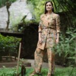 Dia Mirza Instagram - The wild always makes me smile 💚🐯🐘🌳 we chose this beautiful handcrafted creation to wear for our meeting of CEO’s for this years @wildlifetrustofindia #ClubNature. Thank you @ekastories.store for this outfit. Styled by @theiatekchandaney Assisted by @jia.chauhan Photo’s by @tony_samoth Location @spicevillage_cghearth #SustainableFashion #SlowFashion #SDGs #GlobalGoals #MadeInIndia Periyar, Thekkady