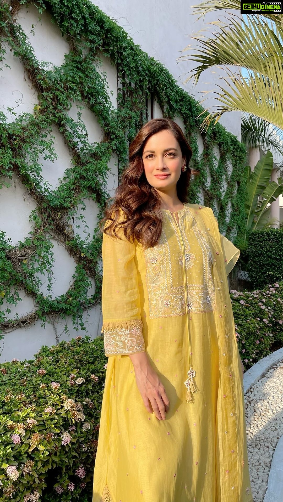 Dia Mirza Instagram - ☀️🌻💛 #MammaAtWork #OOTD #MadeInIndia #SlowFashion Outfit -@misribymeghnanayyar Earrings-@aulerthofficial @tribebyamrapali MUH @shraddhamishra8 Styled by @theiatekchandaney Assisted by @jia.chauhan Managed by @shruti8711 @exceedentertainment Vadodara, Gujarat, India