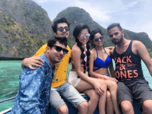 Disha Pandey Instagram - “They say that no matter how old you become, when you are with your siblings, you revert back to childhood”

#happysibblingsday
@xkhush_ 
@theshuk1 
@abir4444 
@xid_shandilya 
@nakshatra.pandey 
@mithuismeeee 
And chikooooo