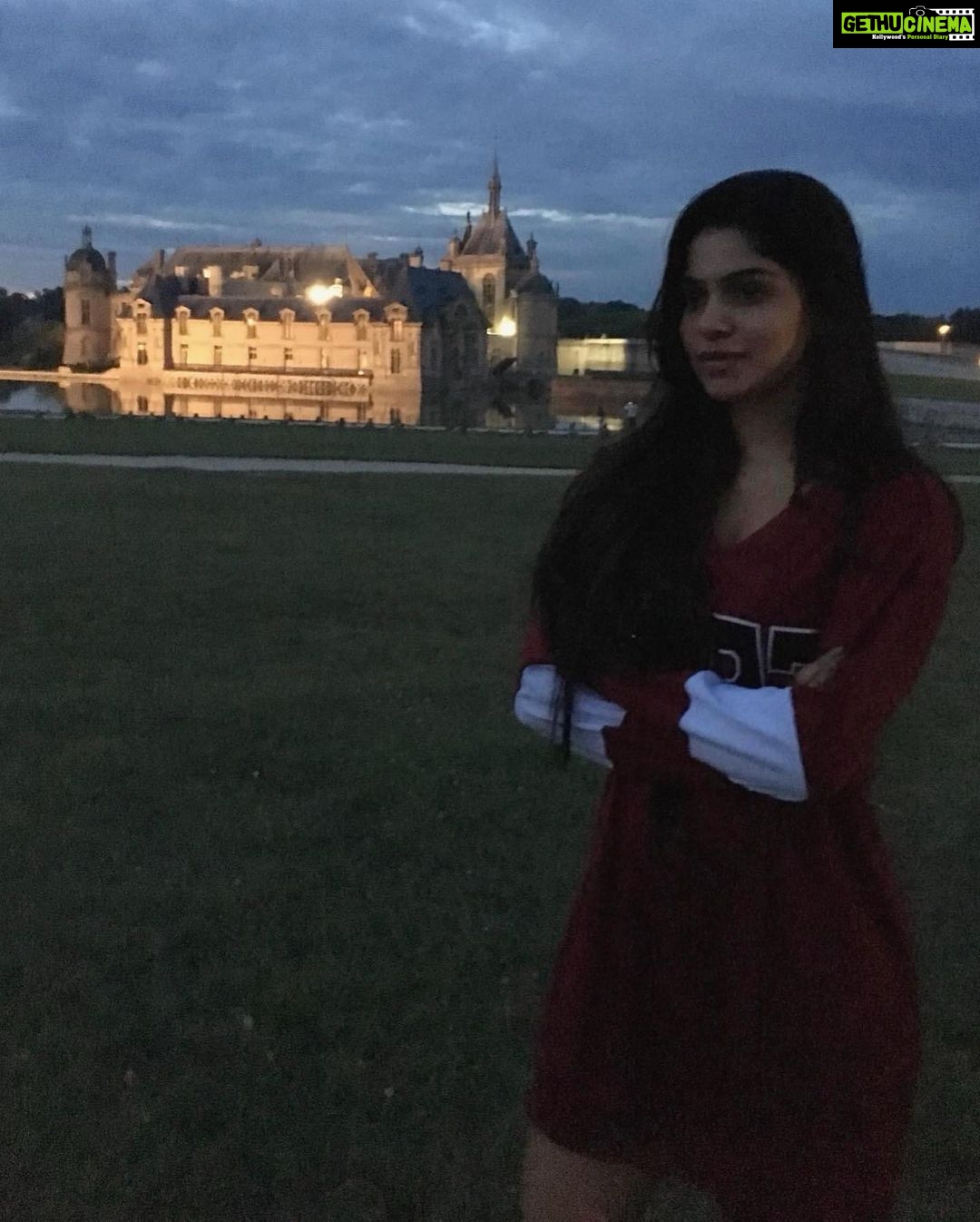 Divya Bharathi Instagram - Take me backš„° #France #chantilly ChĆ¢teau de Chantilly