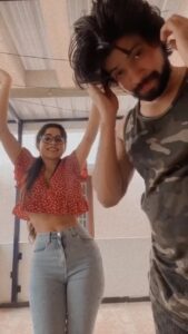 Divya Bharathi Instagram - #rakitarakita 🤓 with broski @mahi0665 Love the lyrics “Deep and fun” 🔥