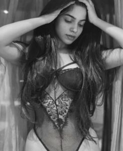 Divya Bharathi Instagram - 🖤🤍