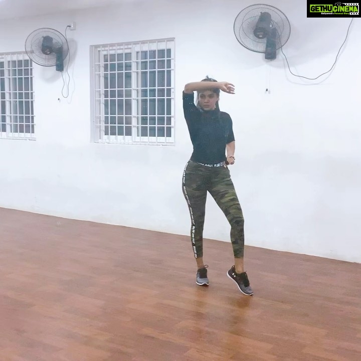Divya Bharathi Instagram - From the #archives😉 Kudos to @arnold.charles for making me realize that even I can move to the rhythm. Ps. Ignore the dirty mirror🙈