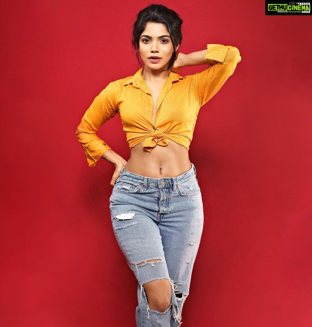 Divya Bharathi Instagram - Comfort and style?? Let’s go back to the basics ❤️ You can never go wrong with these boyfriend jeans by @hm that is typically fitted at the hips, with a more relaxed fit through the legs. You can pair it with a crop top, shirt or a cami and you’ve got yourself a comfortably stylish look to take on the day! Now available at hm.com Shot by @navneethbalachanderan MuaH @blushbynamithasapkota