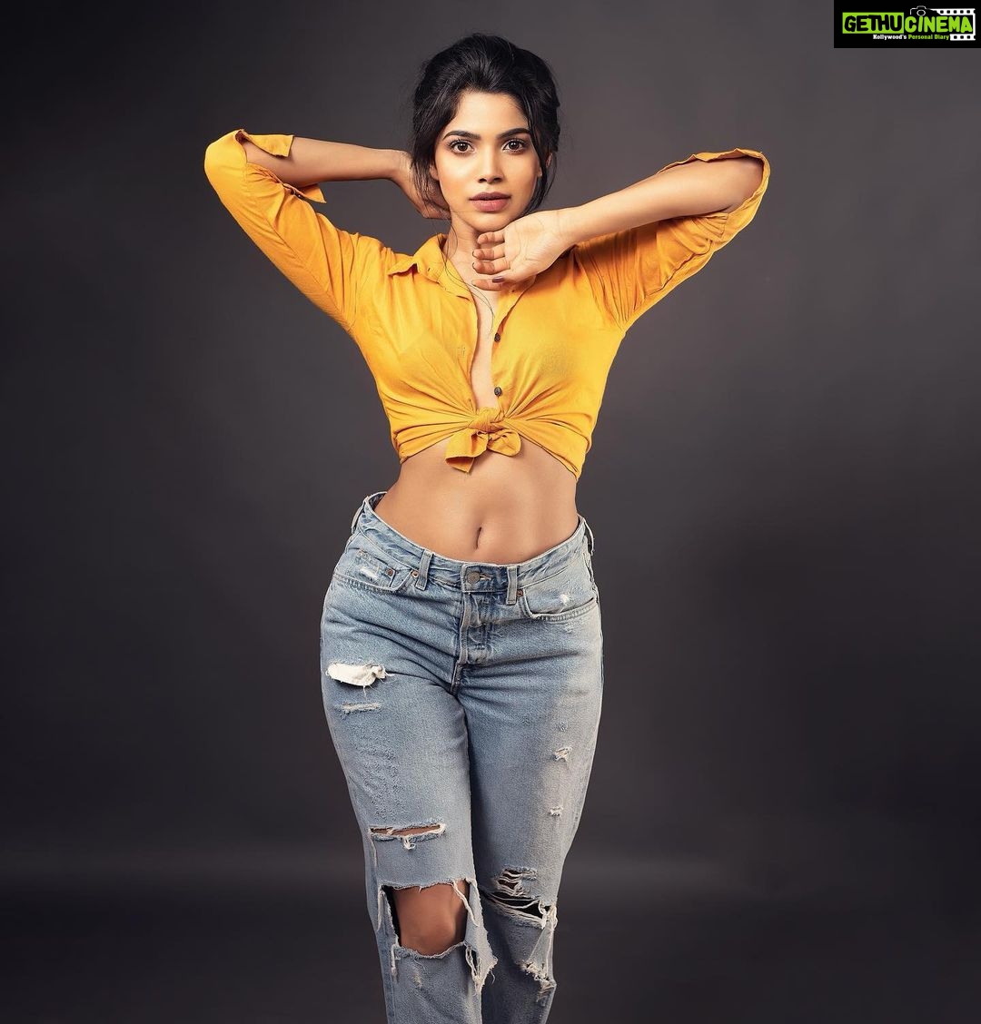 Divya Bharathi Instagram - Comfort and style?? Let’s go back to the basics ❤️ You can never go wrong with these boyfriend jeans by @hm that is typically fitted at the hips, with a more relaxed fit through the legs. You can pair it with a crop top, shirt or a cami and you’ve got yourself a comfortably stylish look to take on the day! Now available at hm.com Shot by @navneethbalachanderan MuaH @blushbynamithasapkota