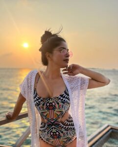 Divya Bharathi Instagram - All you need is love and sunsets🌤

Pc @oasiaugustina94 😘

@pickyourtrail @cocogirimaldives

#Pickyourtrail #UnwrapTheWorld #LetsPYT #CocogiriMaldives #Cocogiri #Maldives
