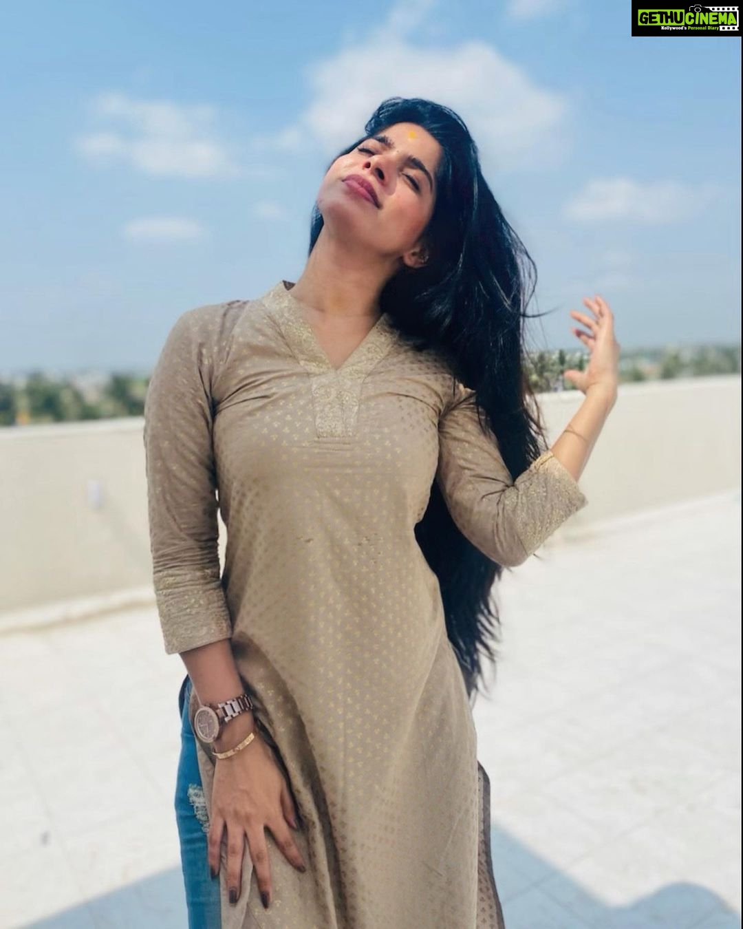 Divya Bharathi - 678.5K Likes - Sky & Me ⛅️