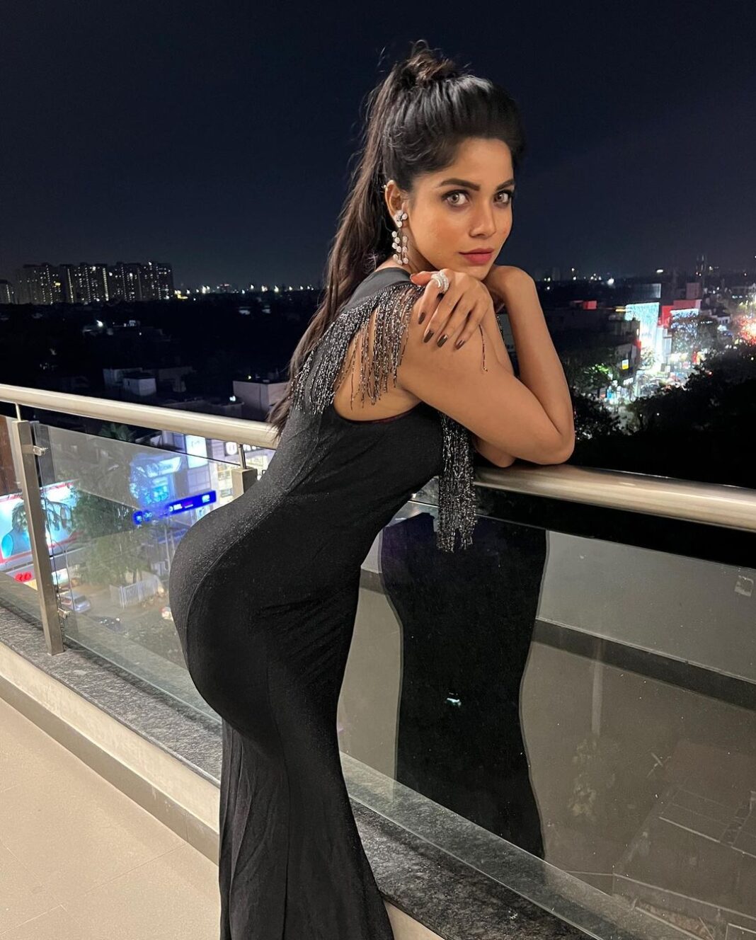 Divya Bharathi Instagram - Every once in a while, in the middle of an ordinary life, love gives us a fairytale❣️ HMU @vijiknr Earring @bronzerbridaljewellery Ring @fineshinejewels