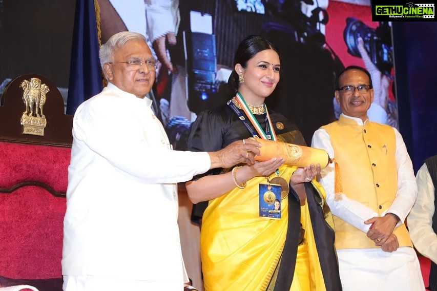 Divyanka Tripathi Instagram - Whilst getting honored, more than the trophy, important is- who's presenting the award, what platform it is, who are your fellow awardees and in who's presence you receive it. It was a moment of sheer pride ~ -Receiving the honor by respectable Governor of MP Sri Mangubhai Patel ji -Juried by Former Chief Justice of India, Justice KG Balakrishnan ji -Amongst awardees like Resptd CM Sri Shivrajsingh Chauhan ji, Padmvibhushan Srimati Teejan Bai ji, Padmbhushan Sri Banwari Lal Chouksey ji, Mayor of Indore Resptd Smt Malini Gaur ji and few other eminent personalities and exemplary talent of India. -In presence of several dignitaries & more importantly MY FAMILY ! Thank you Champions Of Change for refueling my aspirations!š #ChampionsOfChange @championsofchangeawards #Culture