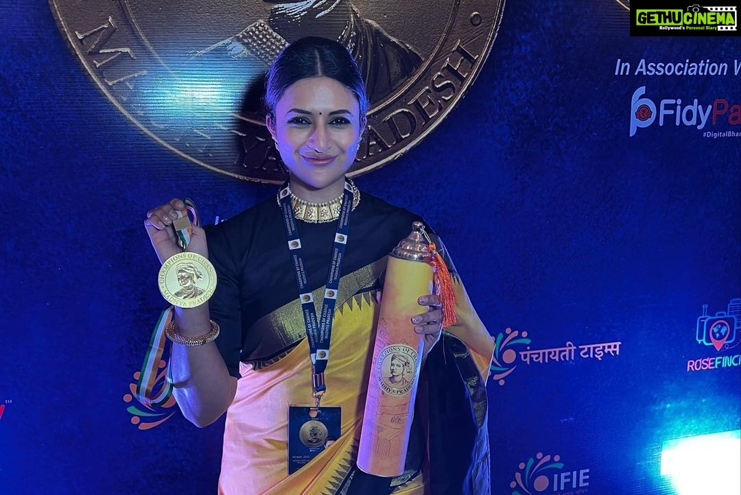 Divyanka Tripathi Instagram - Whilst getting honored, more than the trophy, important is- who's presenting the award, what platform it is, who are your fellow awardees and in who's presence you receive it. It was a moment of sheer pride ~ -Receiving the honor by respectable Governor of MP Sri Mangubhai Patel ji -Juried by Former Chief Justice of India, Justice KG Balakrishnan ji -Amongst awardees like Resptd CM Sri Shivrajsingh Chauhan ji, Padmvibhushan Srimati Teejan Bai ji, Padmbhushan Sri Banwari Lal Chouksey ji, Mayor of Indore Resptd Smt Malini Gaur ji and few other eminent personalities and exemplary talent of India. -In presence of several dignitaries & more importantly MY FAMILY ! Thank you Champions Of Change for refueling my aspirations!š #ChampionsOfChange @championsofchangeawards #Culture
