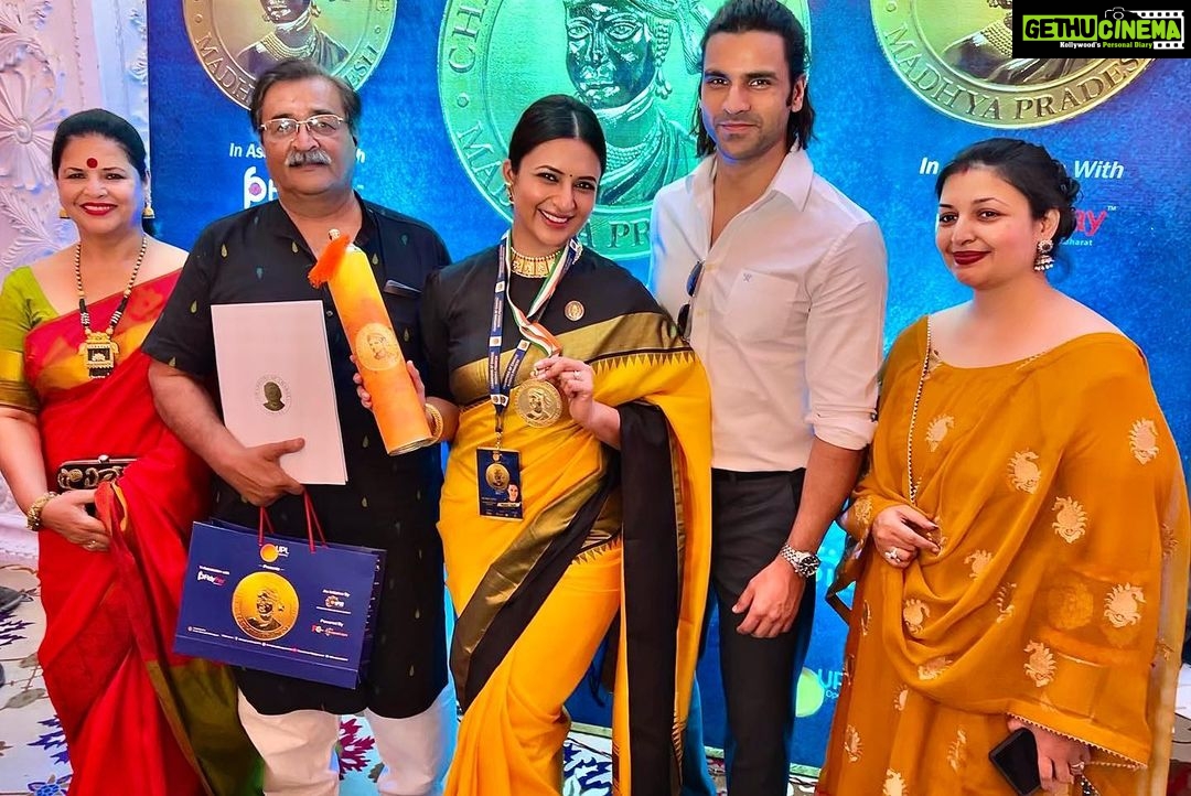 Divyanka Tripathi Instagram - Whilst getting honored, more than the trophy, important is- who's presenting the award, what platform it is, who are your fellow awardees and in who's presence you receive it. It was a moment of sheer pride ~ -Receiving the honor by respectable Governor of MP Sri Mangubhai Patel ji -Juried by Former Chief Justice of India, Justice KG Balakrishnan ji -Amongst awardees like Resptd CM Sri Shivrajsingh Chauhan ji, Padmvibhushan Srimati Teejan Bai ji, Padmbhushan Sri Banwari Lal Chouksey ji, Mayor of Indore Resptd Smt Malini Gaur ji and few other eminent personalities and exemplary talent of India. -In presence of several dignitaries & more importantly MY FAMILY ! Thank you Champions Of Change for refueling my aspirations!š #ChampionsOfChange @championsofchangeawards #Culture