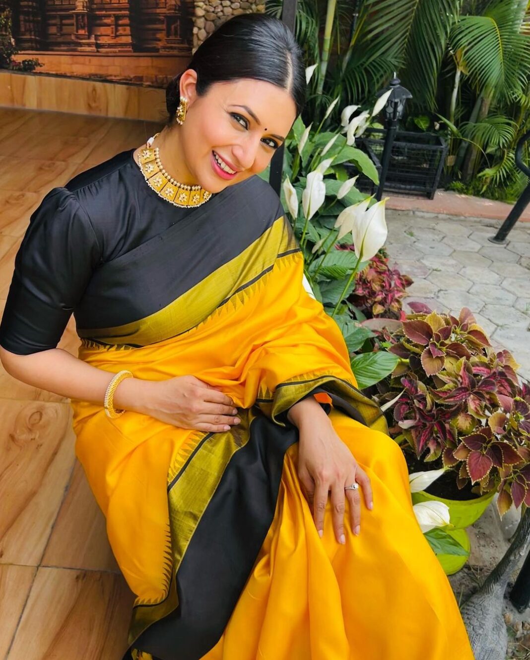 Divyanka Tripathi Instagram - Thankfully Indian formal is beautifully festive. Styled by @stylingbyvictor @sohail__mughal___ Accessories @kushalsfashionjewellery Saree @kankatala_ @allboutcommunication Pictures by @priyanka_sameer_tiwari