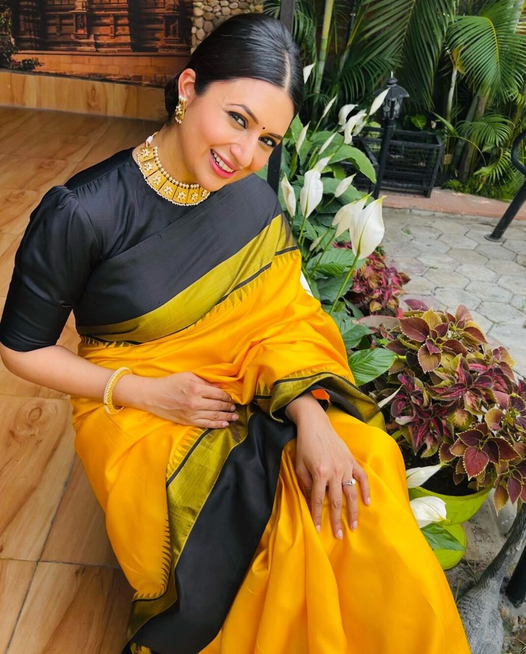 Divyanka Tripathi Instagram - Thankfully Indian formal is beautifully festive. Styled by @stylingbyvictor @sohail__mughal___ Accessories @kushalsfashionjewellery Saree @kankatala_ @allboutcommunication Pictures by @priyanka_sameer_tiwari