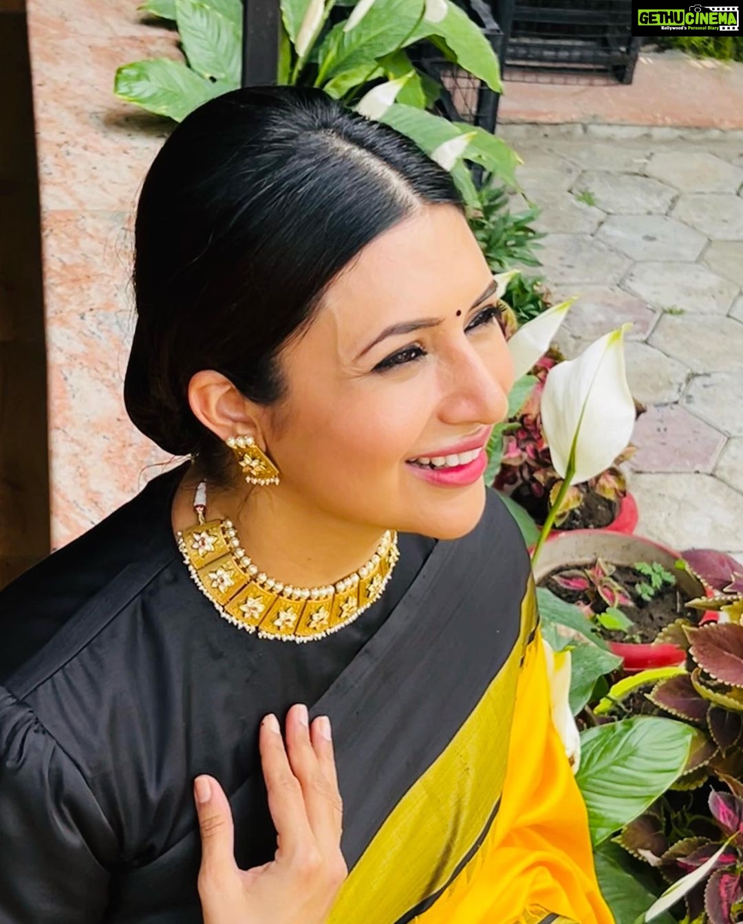 Divyanka Tripathi Instagram - Thankfully Indian formal is beautifully festive. Styled by @stylingbyvictor @sohail__mughal___ Accessories @kushalsfashionjewellery Saree @kankatala_ @allboutcommunication Pictures by @priyanka_sameer_tiwari