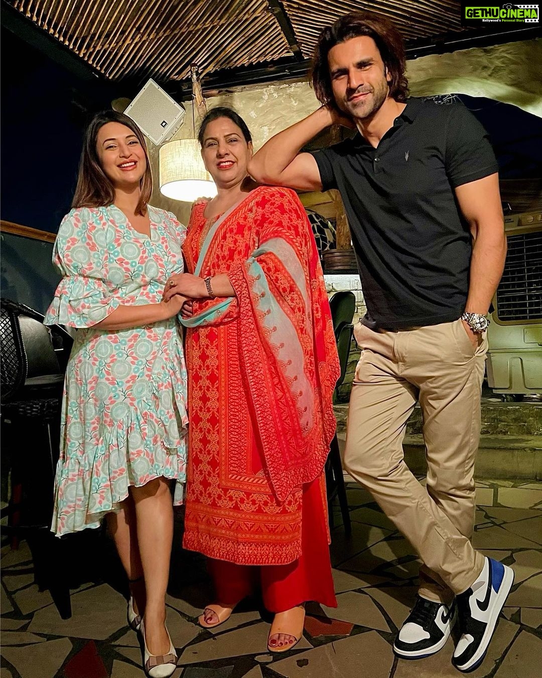 Divyanka Tripathi Instagram - पारिवारिक तस्वीरें 👩👩👧👦😁 Chandigarh, India