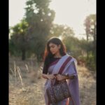 Dushara Vijayan Instagram - "The need of the hour is local, organic & sustainable.. The brand (Zouk) stands out by fusing Indian craftsmanship with modern functionality." . . . Shot by : @anitakamaraj Bag : @zoukonline Saree : @studio_thari Assistance : @blessymakeupandhair Chennai, India