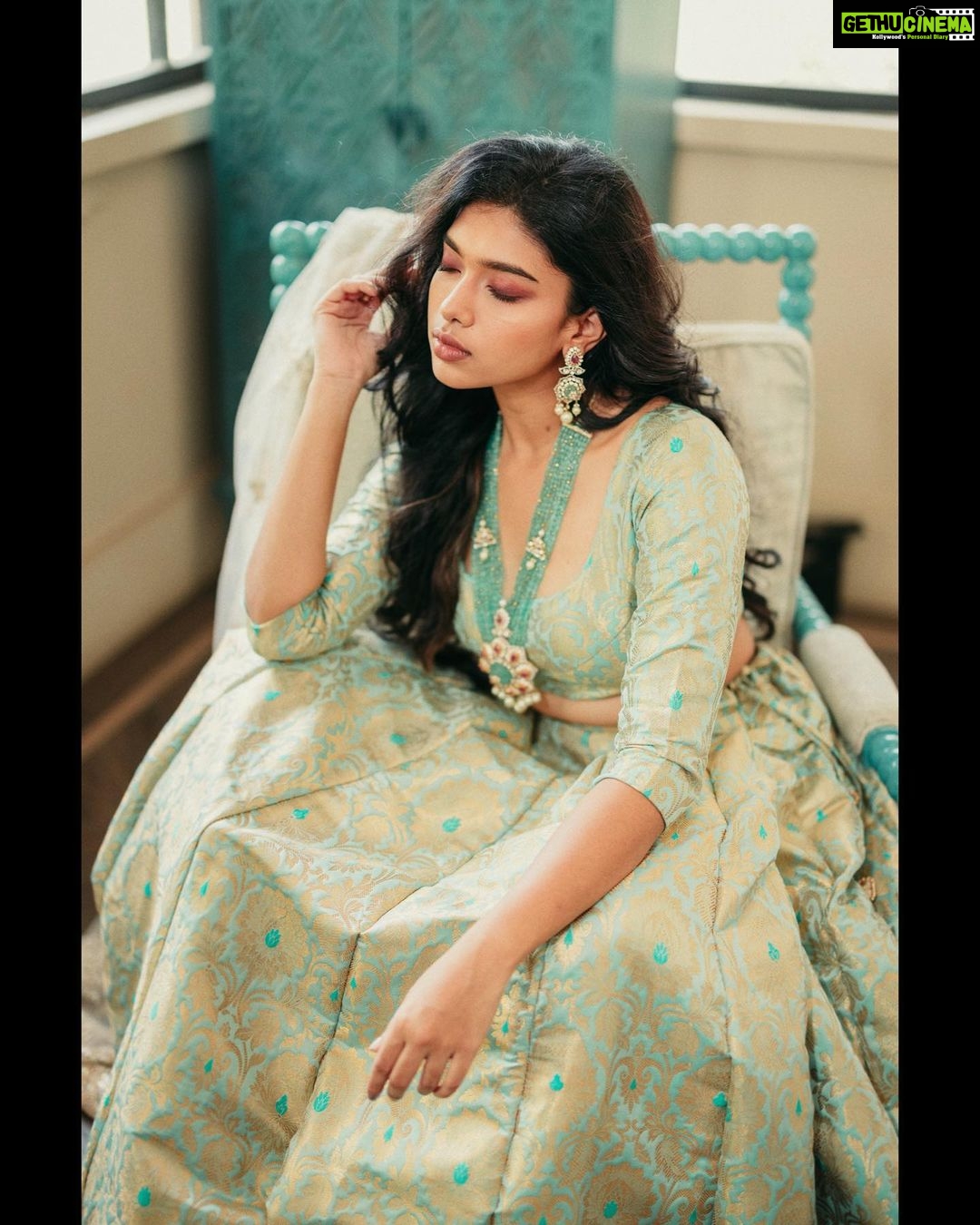 Dushara Vijayan Instagram - Shot by : @aarontheobed Assistance : @kaybee_gram Outfit : @singarajah.uk X @magizham_boutique X @magizham_bridal Jewellery : @challani_jewellery Makeup : @chisellemakeupandhair @makeupbyyesu Hair : @puii_c_ammy Assistance : @blessymakeupandhair Location : @bouteak_india Chennai, India