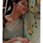 Dushara Vijayan Instagram – மெய் மறந்து மாற ஓர் வார்த்தை இல்லை கூற
எதுவோ ஓர் மோகம்….
.
.
.
Saree and blouse : @yoshnasbyela 
Shot by : @jothish__s திண்டுக்கல் மாநகரம்