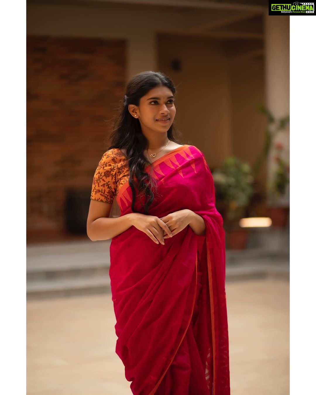 Dushara Vijayan Instagram - கள்ளுர பார்க்கும் பார்வை உள்ளுர பாயுமே துள்ளாமல் துள்ளும் உள்ளம் சல்லாபமே வில்லோடு அம்பு ரெண்டு கொல்லாமல் கொல்லுதே பெண் பாவை கண்கள் என்று பொய் சொல்லுதே.... . . . Can’t get this song out of my head in the recent days🤍 Shot by : @thestoryteller_india Assistance : @pradeep__rajaa H&M : @renuka_mua Assistance : @geethas_muah_chennai Styling : @ayisha_ar Location : @miththam