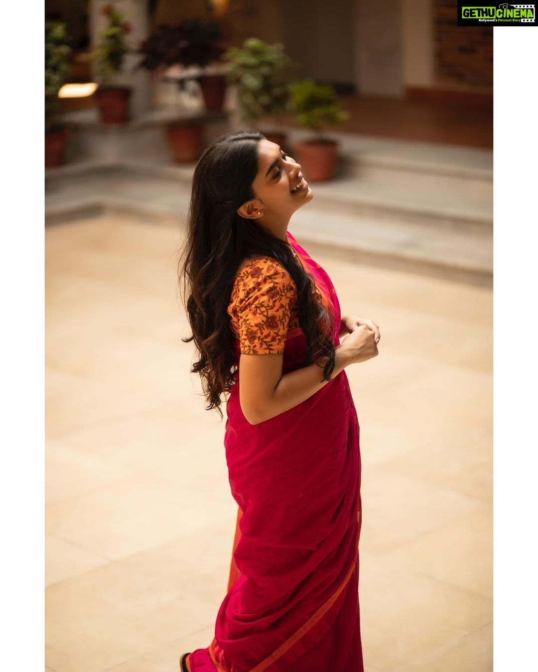 Dushara Vijayan Instagram - கள்ளுர பார்க்கும் பார்வை உள்ளுர பாயுமே துள்ளாமல் துள்ளும் உள்ளம் சல்லாபமே வில்லோடு அம்பு ரெண்டு கொல்லாமல் கொல்லுதே பெண் பாவை கண்கள் என்று பொய் சொல்லுதே.... . . . Can’t get this song out of my head in the recent days🤍 Shot by : @thestoryteller_india Assistance : @pradeep__rajaa H&M : @renuka_mua Assistance : @geethas_muah_chennai Styling : @ayisha_ar Location : @miththam