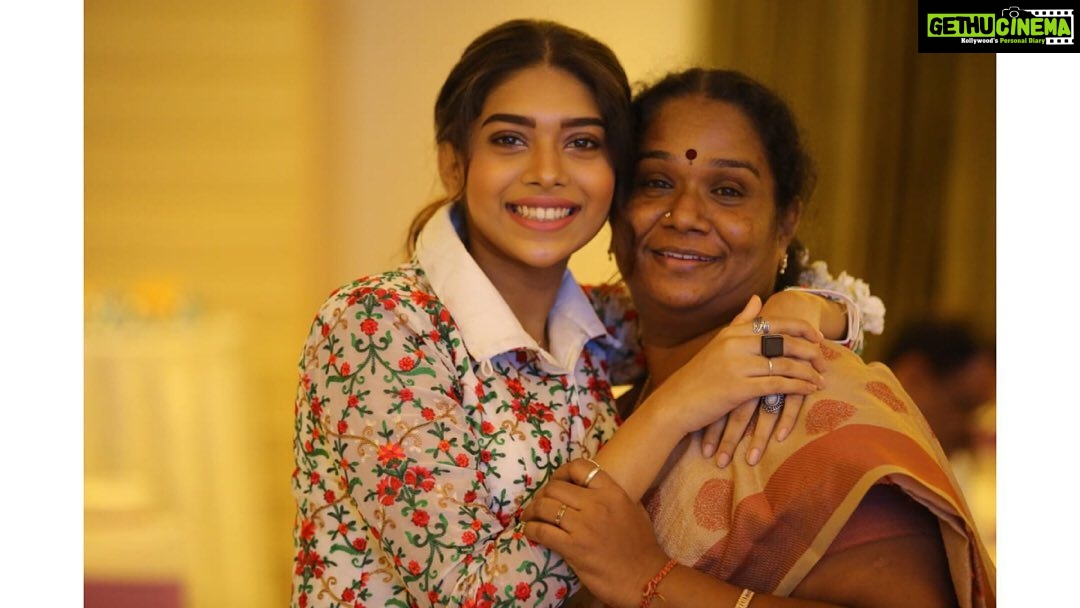 Dushara Vijayan Instagram - "வாழும் காலம் யாவுமே, தாயின் பாதம் சொர்க்கமே வேதம் நான்கு சொன்னது... அதை நான் அறிவேனே!! அம்மா என்னும் மந்திரமே, அகிலம் யாவும் ஆள்கிறதே...." . . . . "அம்மா" I'm writing this to you,to show my own special way of how much you mean to me. I have so much to say, and I don't think these words will do, but each word in between these lines comes straight from my heart for you. I know I haven't been a perfect daughter, but you've taken things in stride, and no matter how many problems I've had, you've always been by my side. I could talk to you about whatever I felt, because I knew that you'd understand, all that you asked from me in return was to stand up and be a woman.... If I asked you for some advice you never have told me no, and if I made a dumb mistake you've never said I told you so! You've always treated me really special and sometimes I don't understand why? But when I think about how I've hurt you, it makes me want to cry.... This is an apology for the mistakes I've made and the conflicts that we've had, for all the times I've hurt you and for all the times I've made you mad. I wrote this especially for you mom, Without you I'm not what I'm today,"I WILL PROUDLY TELL THE WORLD YOU ARE MY MOTHER", You're my real blessing,I could not thank God for anything more,nothing to flatter,you are totally a God damn strongest support and a greatest woman in my life! "I really love you...💕🌸" . . . Happy mother's day✨💫 To many more years to come😘😘😘