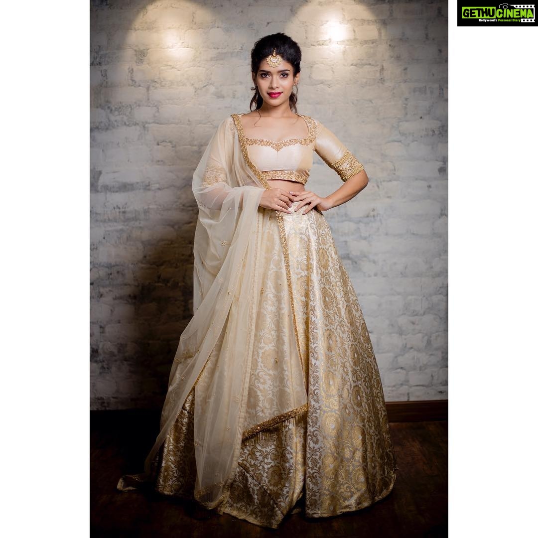 Dushara Vijayan Instagram - "Just a girl who decided to go for it " . . . . Outfit: @anjushankarofficial P.C: @kiransaphotography H&M: @renuka_mua Jewelery: @mspinkpantherjewel Location : @bffchennai BFF Chennai