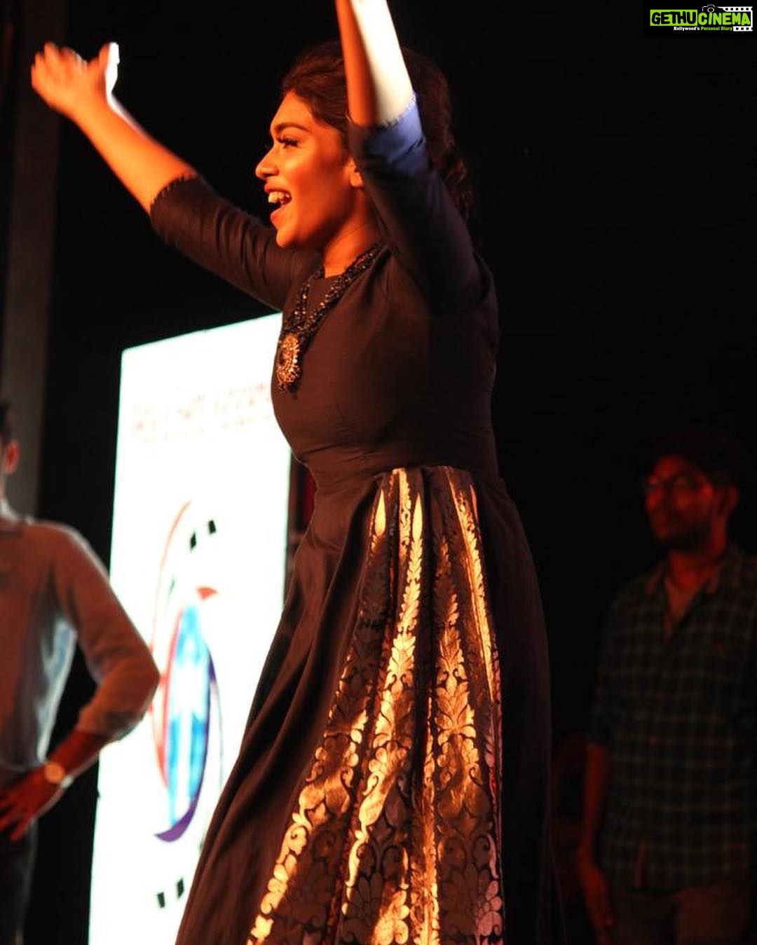 Dushara Vijayan Instagram - MIT folks, you guys were amazing! Thank you so much for the overwhelming response! You guys were astounding! This is my first time in front of 2000 plus crowd, So glad that it turned out startling! Thank you guys for supporting the whole team of Bodhai Yeri Budhi Maari. Many thanks to the Producer @sagarpentela ,Director @cha._n._dru ,DOP @dop_balu ,Script Writer kadhir,Assistant directors,the Choreographer @moideen_sherif ,ofcourse my Co-actor Dheeraj and the whole crew.I couldn't have asked for a better debut than this! @pradainisurva you have been a very supportive friend and a co-star! Lots to come our way love! And Iโm here because of two strong people who taught me how to stand tall with my heels high,my mom and dad,you guys made me learn to unlearn the cliches.The most beautiful thing in this world is to see your parents smiling and yes I'm sure I will never fail to make them feel proud in every possible way๐ Do show me all the love and support everytime family!๐๐ธ P.c: @attitude.photography H&M: @renuka_mua Outfit: @ashwin.thiyagarajan Accessories: @mspinkpantherjewel . . #mitafest2k19 #madrasinstituteoftechnology #bodhaiyeribudhimaari #culturals #model #tamilmovies#lifeisbeautiful Chennai, India