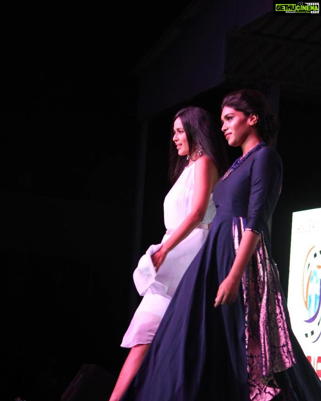 Dushara Vijayan Instagram - MIT folks, you guys were amazing! Thank you so much for the overwhelming response! You guys were astounding! This is my first time in front of 2000 plus crowd, So glad that it turned out startling! Thank you guys for supporting the whole team of Bodhai Yeri Budhi Maari. Many thanks to the Producer @sagarpentela ,Director @cha._n._dru ,DOP @dop_balu ,Script Writer kadhir,Assistant directors,the Choreographer @moideen_sherif ,ofcourse my Co-actor Dheeraj and the whole crew.I couldn't have asked for a better debut than this! @pradainisurva you have been a very supportive friend and a co-star! Lots to come our way love! And Iโm here because of two strong people who taught me how to stand tall with my heels high,my mom and dad,you guys made me learn to unlearn the cliches.The most beautiful thing in this world is to see your parents smiling and yes I'm sure I will never fail to make them feel proud in every possible way๐ Do show me all the love and support everytime family!๐๐ธ P.c: @attitude.photography H&M: @renuka_mua Outfit: @ashwin.thiyagarajan Accessories: @mspinkpantherjewel . . #mitafest2k19 #madrasinstituteoftechnology #bodhaiyeribudhimaari #culturals #model #tamilmovies#lifeisbeautiful Chennai, India
