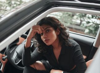 Dushara Vijayan Instagram - Just Gucci things! . . . Shot by : @raazphotography Hair stylist : @puii_c_ammy Bag and shoes : @gucci Chennai, India