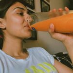 Erica Fernandes Instagram - Day 2 ✌️ Started again with warm green tea 2. Breakfast -Banana spinach smoothie 3. Detox green juice 4. Lunch -Roasted pumpkin soup and mango moong salad 5. Detox carrot juice 6. Evening time -Banana spinach smoothie 7. Dinner - roasted pumpkin soup and this time just moong salad For whenever I feel hungry in between I have a fruit For the food and juice recipes follow @iamalwayshungeri 😃👍 #detoxwithme #flushitout #detox