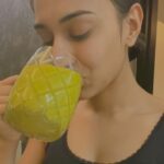 Erica Fernandes Instagram - My Detox day flow I start my day with a warm cup of green tea with a squirt of lemon 🍋 Then on a cleansed stomach, I have a smoothie blend of banana/mango, spinach, Greek yoghurt, flax and pumpkin seed ( add jaggery if necessary ) P.s If using mangoes pls soak them in water for a couple for hours to settle the heat from the fruit. Then refrigerate it and use it. #detoxroutine #summerdetox #mydetoxroutine #detoxwithme