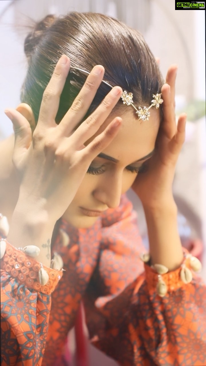 Erica Fernandes Instagram - Today is orange day 🧡 Outfit @monkandmei Shoes @fleurfusion #reelfeelit #fashionreel #indianfashion #fashion #indianwear #indianwedding #ethnicwear #india #onlineshopping #instafashion #fashionblogger #style #indian #traditional #sarees #mumbai #indianfashionblogger #bollywood #ootd #designer #love #partywear #instagood #ethnic #instagram