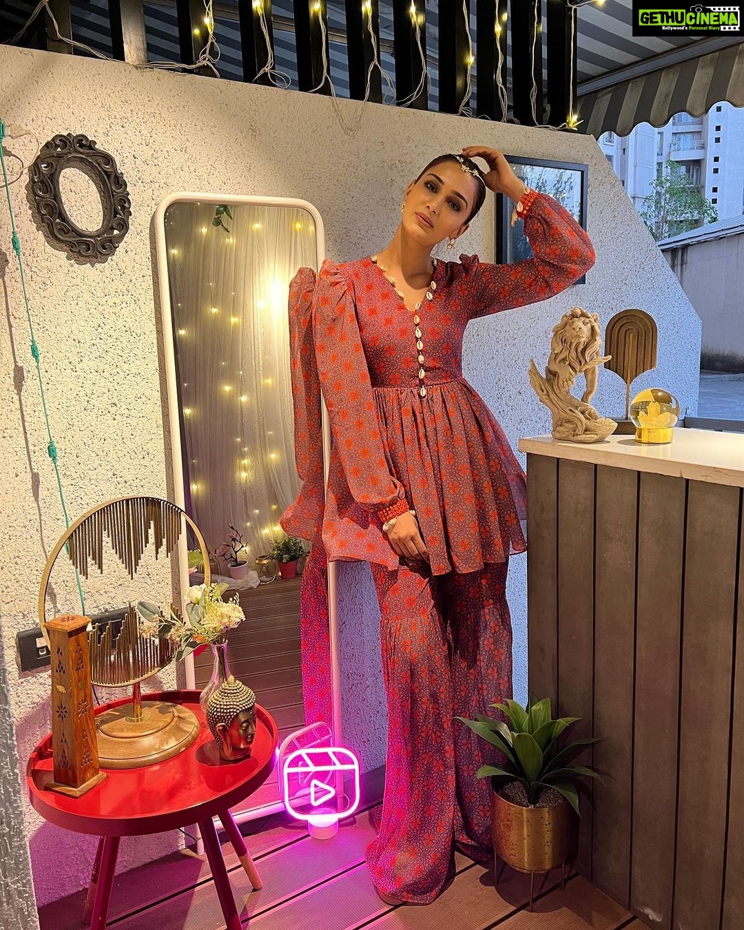 Erica Fernandes Instagram - Which one is your favourite pic ? Outfit by @monkandmei