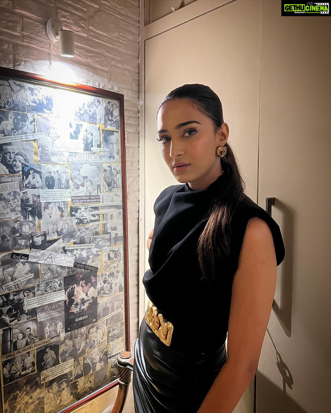 Erica Fernandes Instagram - I like Black … black …black 😂 Official photographer for this series is @sonyaaayodhya 😝 #blacklove #allblackoutfit