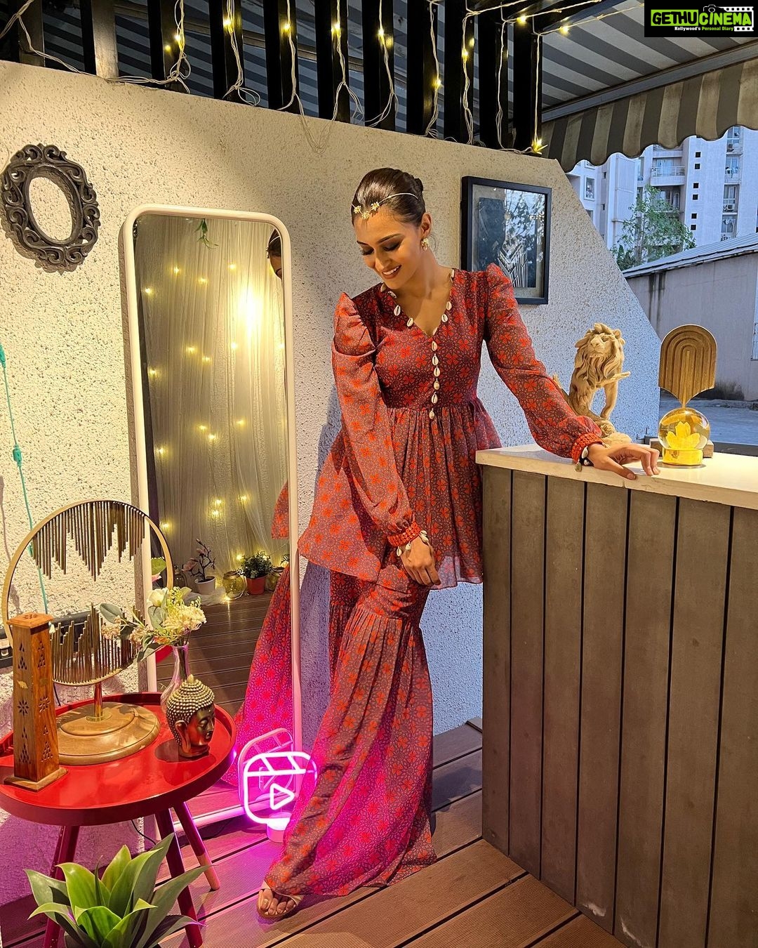 Erica Fernandes Instagram - Which one is your favourite pic ? Outfit by @monkandmei