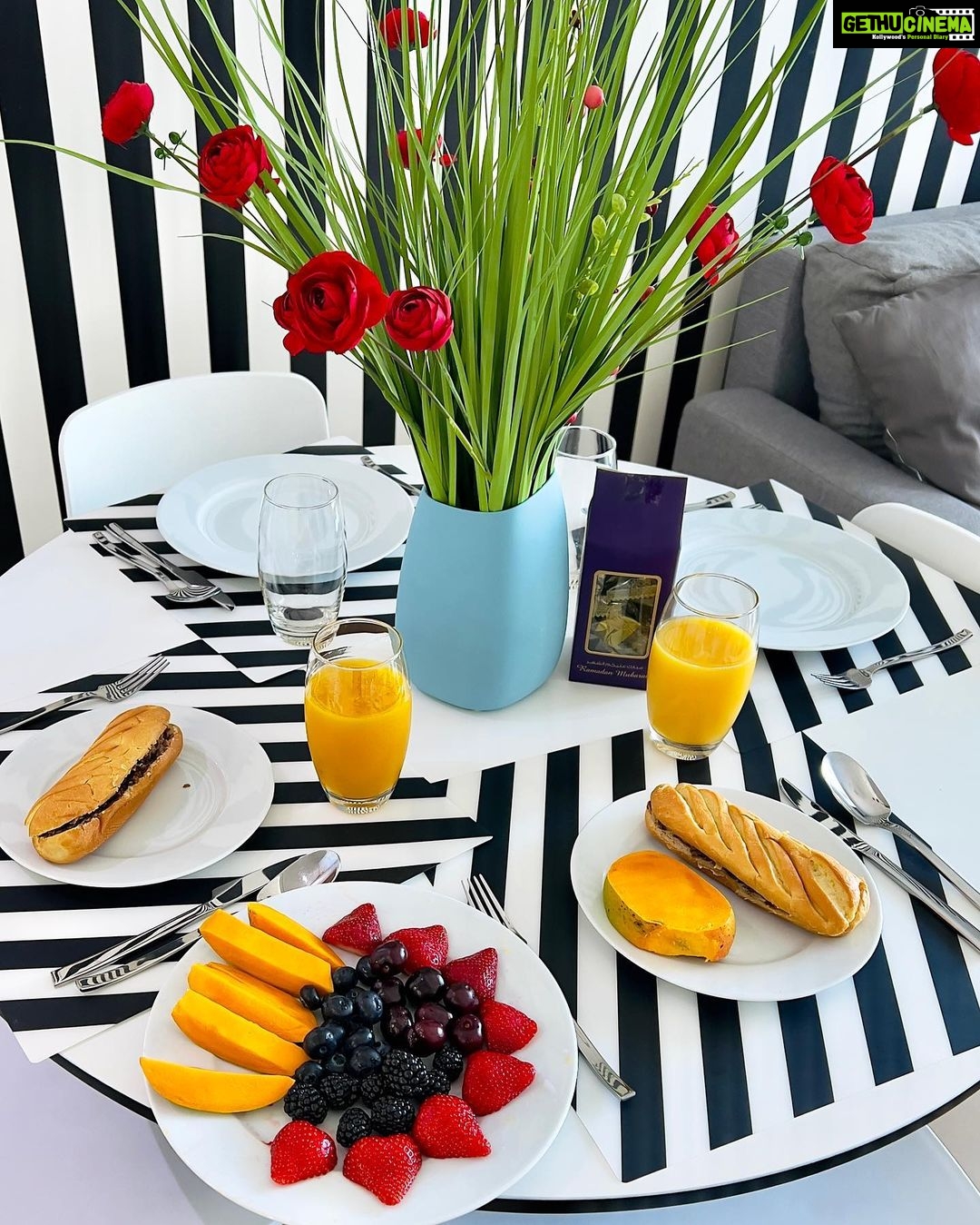 Erica Fernandes Instagram - Quick and simple breaky brought to you by ( swipe left to see ) Jumeirah Lake Towers