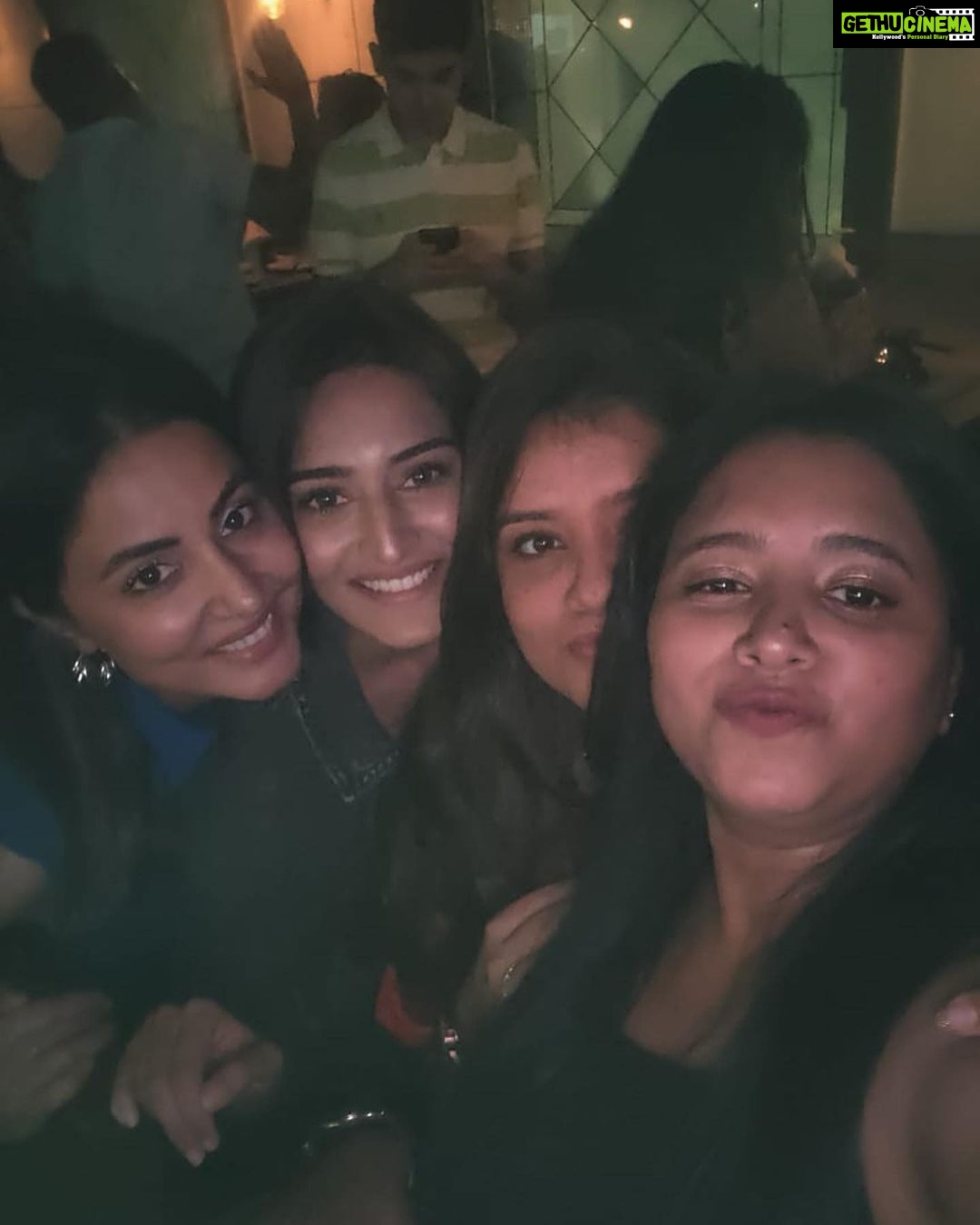Erica Fernandes Instagram - We were a different kind of Mad family onscreen. But we are a completely different kinda mad family offscreen.