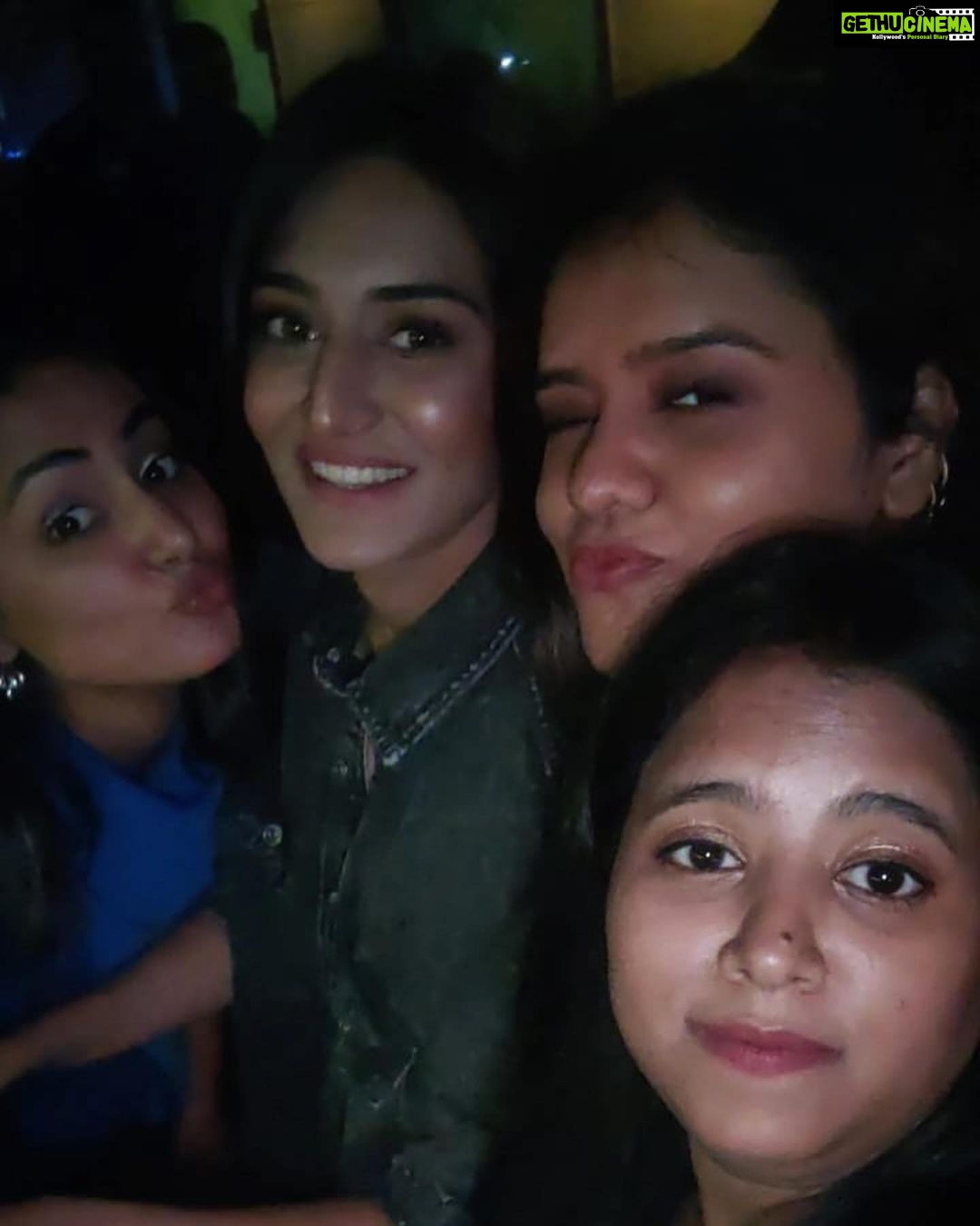 Erica Fernandes Instagram - We were a different kind of Mad family onscreen. But we are a completely different kinda mad family offscreen.