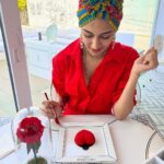 Erica Fernandes Instagram – It’s your choice if you wanna stand out or blend in.

#dubai #foodieexplorer #foodislife #travelfood #newplacestotry Forever Rose Cafe