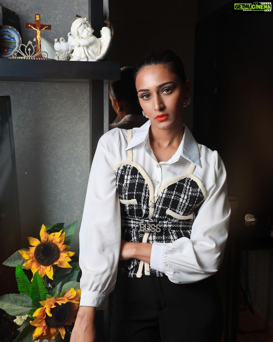 Erica Fernandes Instagram - 😃 was fun playing around with this monochrome top by @urbanchic.2020